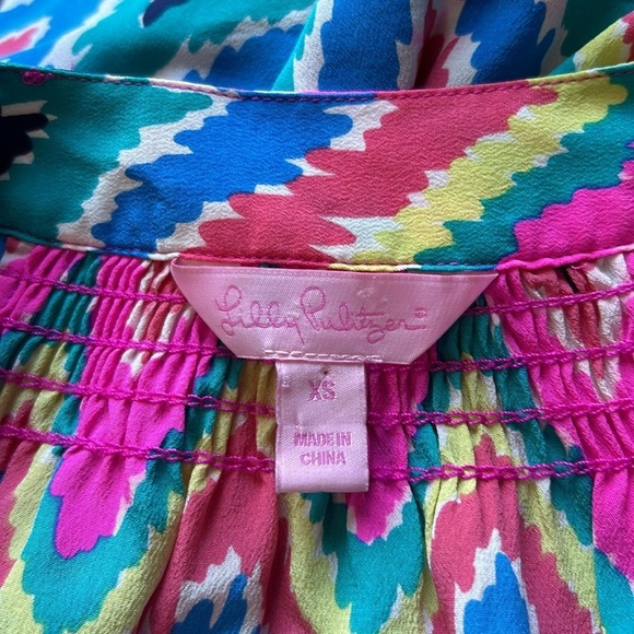 Lilly Pulitzer Elsa Silk Top Flame Stitch Pattern Vneck Smocked Shirt Sz XS - Picture 9 of 12